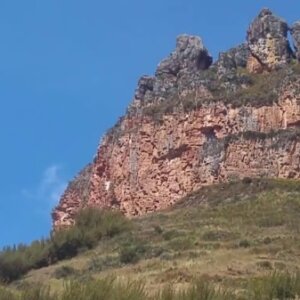 Ciudad Monumental de Garu Recogiendo las Huellas de los Yarowilcas